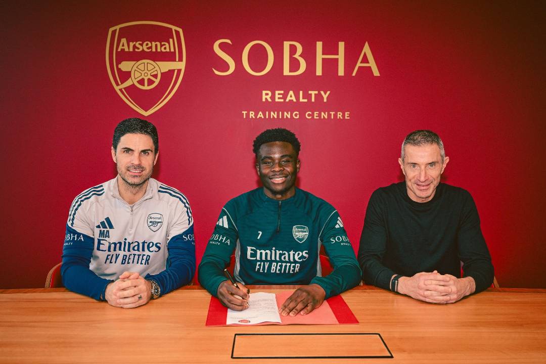 Futebolista Bukayo Saka renova com contrato de longa duração pelo Arsenal