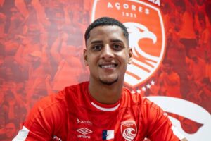 OFICIAL: Santa Clara anuncia contratação de médio brasileiro até 2027