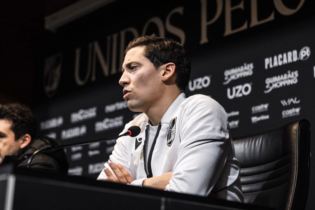 Luís Pinto exige Vitória “faminto por competição” na receção ao Estrela