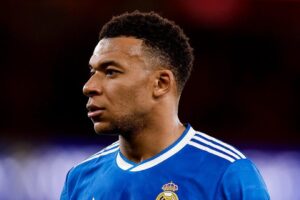 Chilavert dispara sobre Mbappé: "Vive com um travesti"
