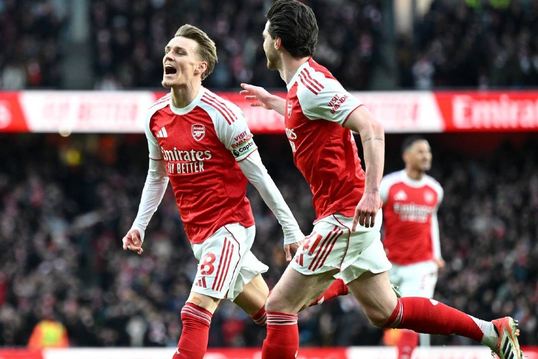 Arsenal vence dérbi londrino e isola-se na liderança da Premier League