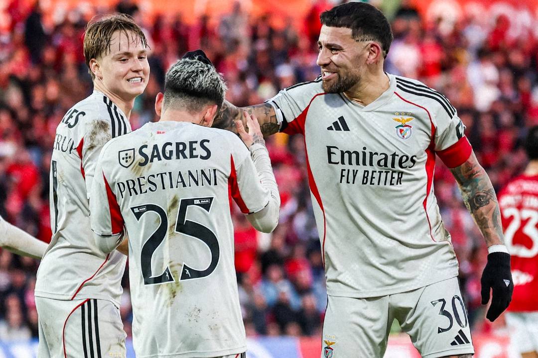 Benfica chega ao clássico invicto, mas a sete pontos do líder FC Porto