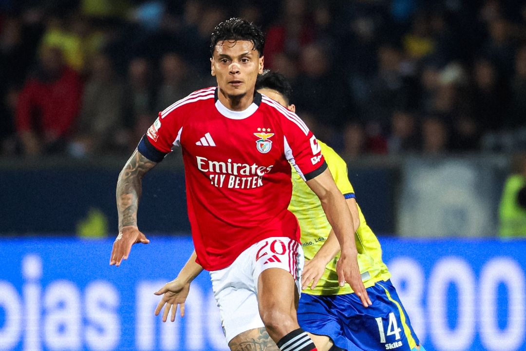 Benfica iguala Sporting à condição ao ganhar em Arouca aos 90+6 minutos