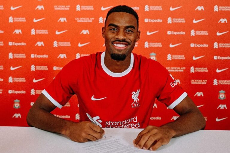 OFICIAL: Médio neerlandês Ryan Gravenberch é reforço do Liverpool