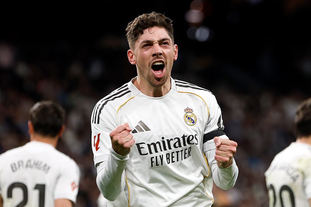 Real Madrid vence Elche e aproxima-se do líder Barcelona
