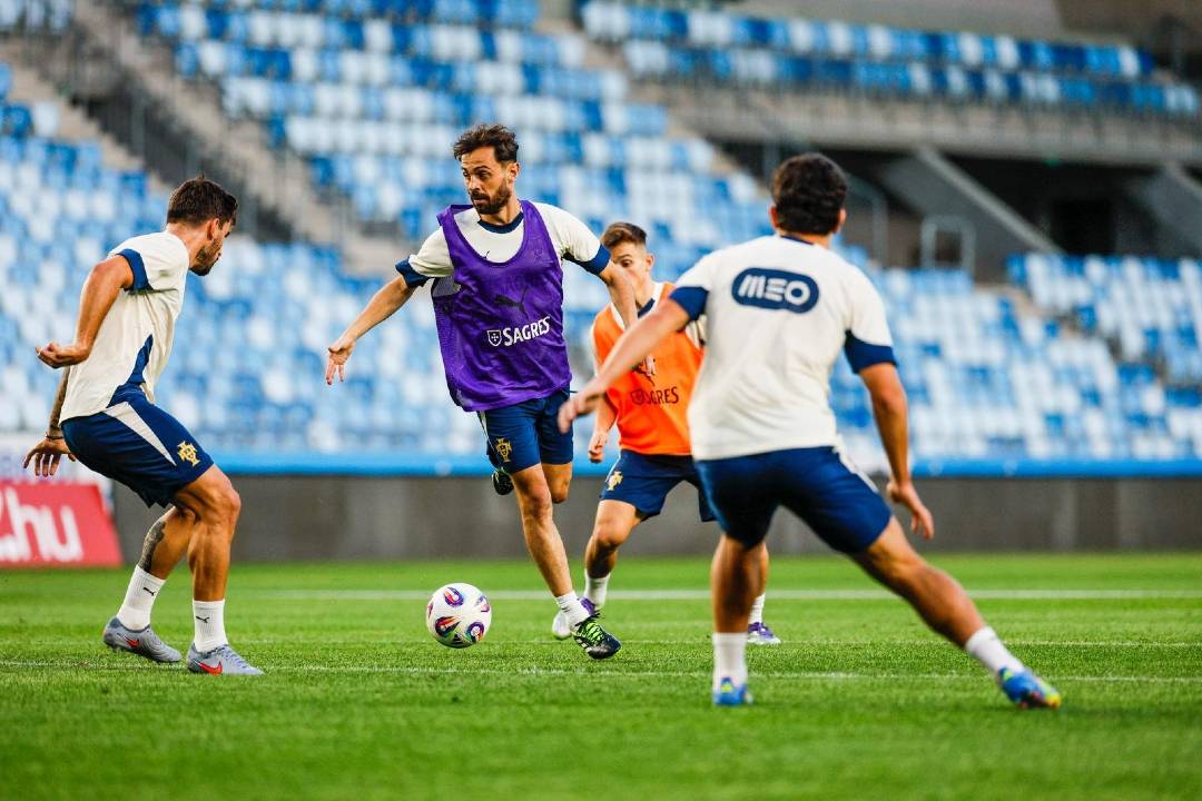 Pedro Gonçalves fica pelo ginásio no primeiro treino da seleção