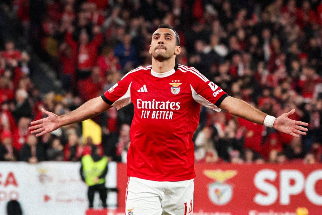 Benfica vence Vitória de Guimarães por 3-0 e sobre provisoriamente ao segundo lugar
