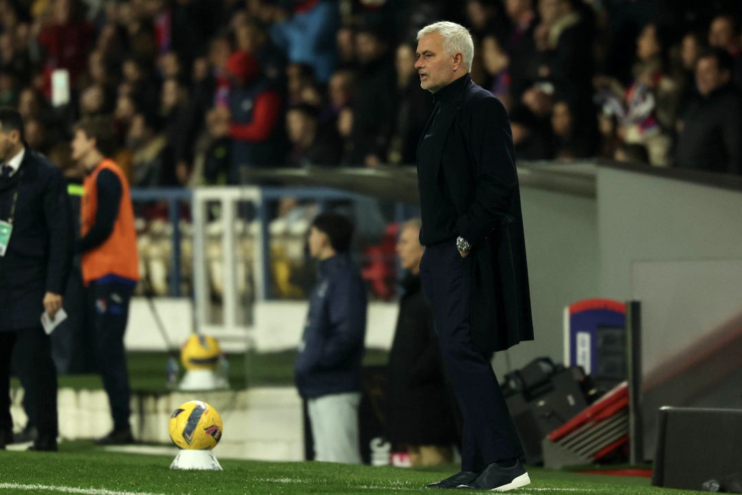 Mourinho critica arbitragem: “Amarelo ao Otamendi foi mal mostrado”