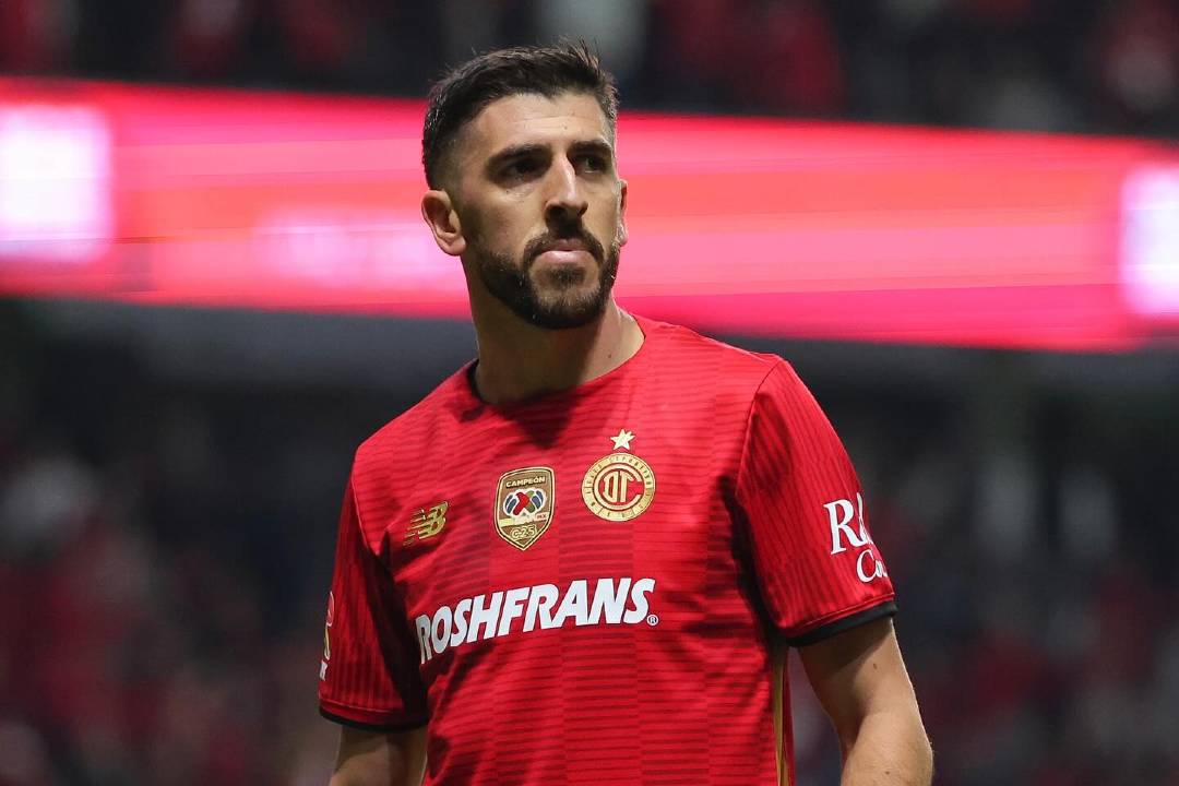 OFICIAL: Internacional português Paulinho renova com Toluca até 2029