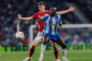Crónica: Autogolo amarga noite de oportunidades perdidas no Dragão