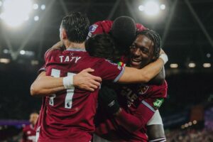 West Ham goleia Wolverhampton e escapa à despromoção