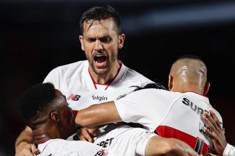 São Paulo goleia Cruzeiro e sobe ao segundo lugar do Brasileirão