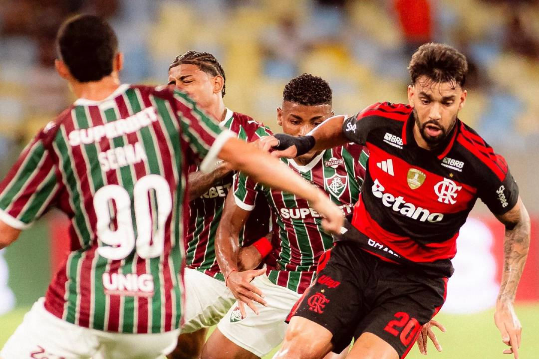 Flamengo derrota Fluminense e sobe ao segundo lugar do Brasileirão