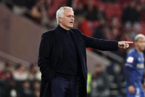 Mourinho critica "leviandade" na defesa do Benfica e elogia estreia de Sidny Cabral