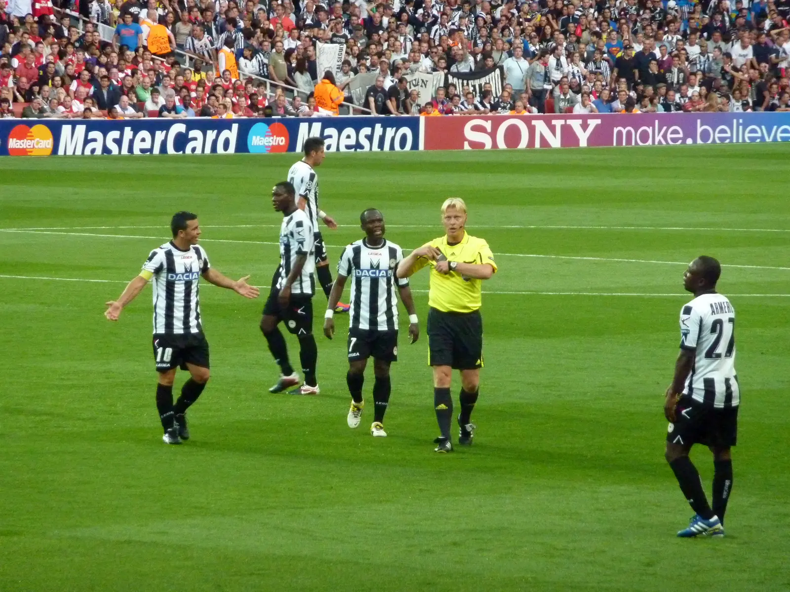 Jogadores da Udinese Calcio em campo durante uma partida contra o Arsenal.