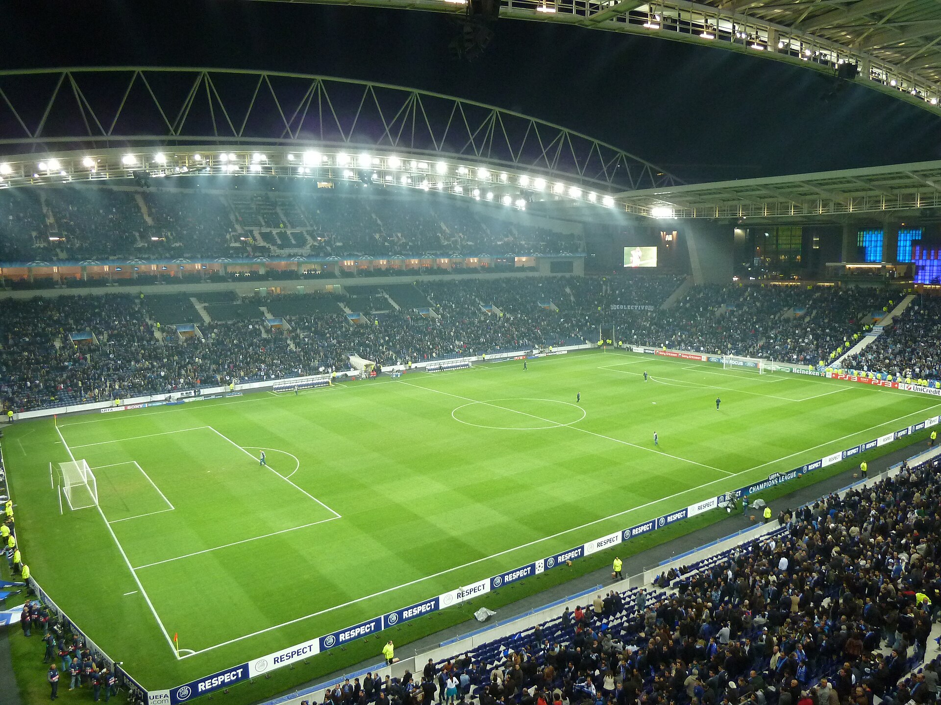 PSV vence no Dragão com golo de Til e trava o FC Porto na Champions PSV vence no Dragão com golo de Til e trava o FC Porto na Champions
